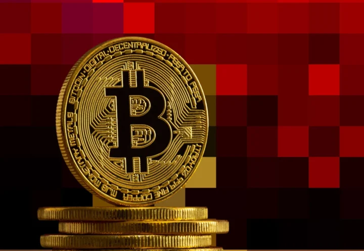 Котировки Bitcoin упали ниже $70 тыс. на фоне масштабных ликвидаций и распродажи на фондовом рынке